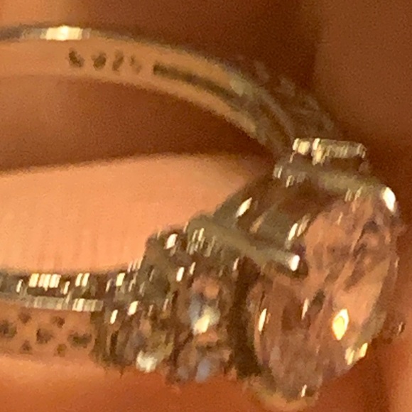 ❤️BEAUTIFUL ENGAGEMENT RING W/SILVER BAND SZ 8.5❤️ - Picture 6 of 9